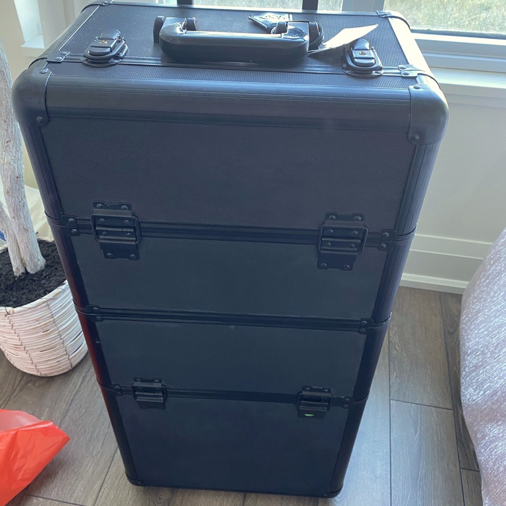 Rolling cosmetics case